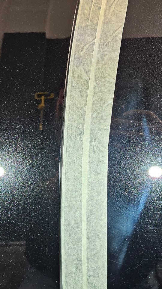 Niby fajnie ale dopiero po odpaleniu lampy inspekcyjnej widać prawdziwą kondycję lakieru. 
Po prawej stronie kondycja lakieru przed korektą, strona lewa, po  dwuetapowej korekcie.

#autore #car #detailing #przemyśl