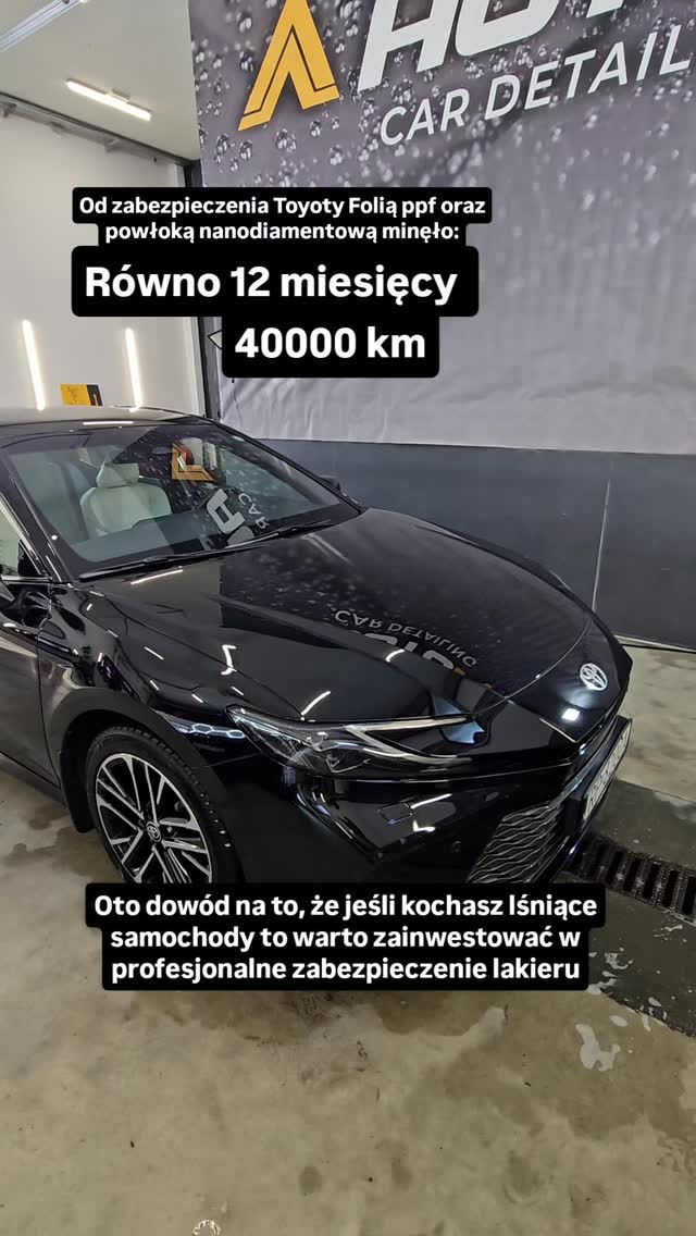 Minął rok, odkąd zabezpieczaliśmy Toyotę prezydenta Przemyśla! Przód samochodu okleiliśmy folią ochronną PPF CarPro Immortal, a resztę karoserii pokryliśmy hybrydowym zestawem powłok. Mimo że auto dawno nas nie odwiedzało, połysk wciąż zachwyca! ✨🚘🌟 #Toyota #Prezydent #Przemyśl #toyota #autore